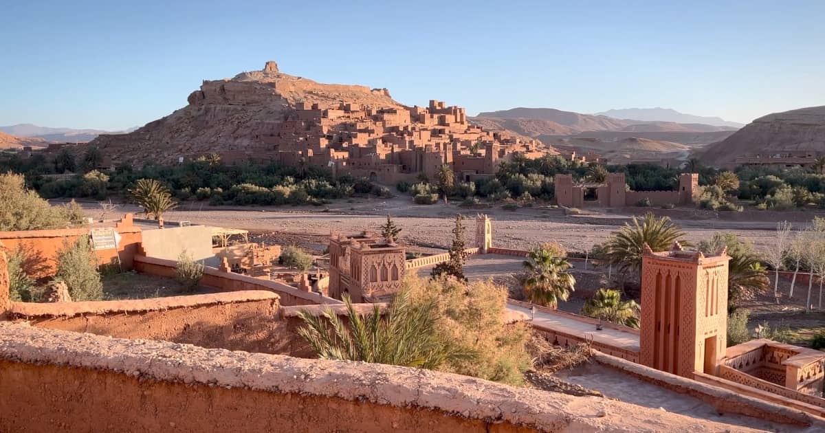Ait Ben Haddou – Ein faszinierender Ksar aus Lehm und Legenden Ait Ben Haddou Ksar – Historische Lehmsiedlung am Fuße des Hohen Atlas