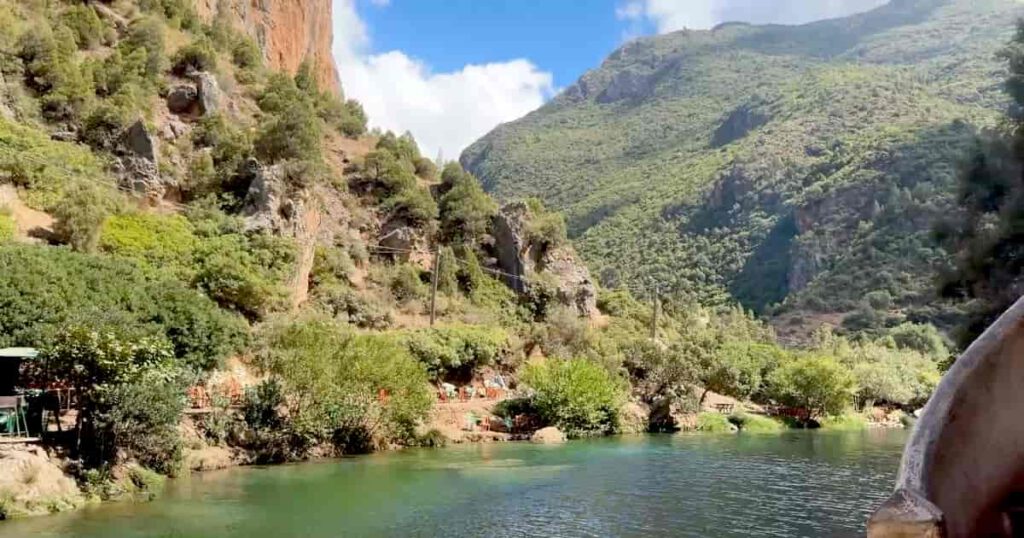 Akchour Flusslandschaft im Rif-Gebirge nahe Chefchaouen Marokko mit türkisfarbenem Wasser und Bergen
