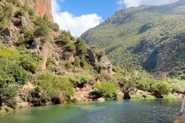 Akchour Flusslandschaft im Rif-Gebirge nahe Chefchaouen Marokko mit türkisfarbenem Wasser und Bergen