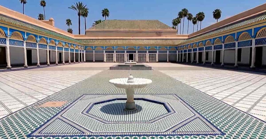 Innenhof des Bahia Palasts mit Mosaiken und Architektur in Marrakesch
