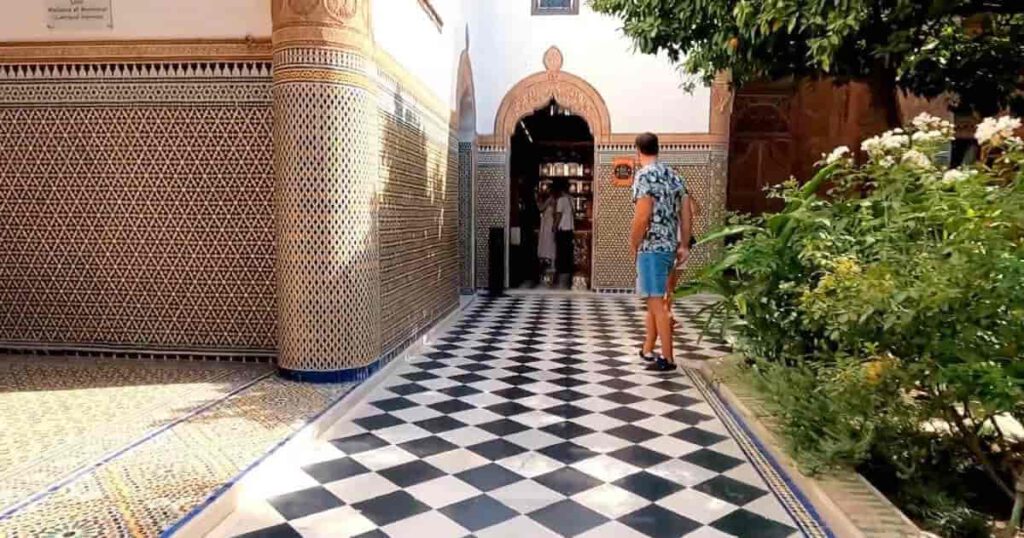 Innenhof des Dar el Bacha Museums mit Zellij Fliesen und marokkanischer Architektur in Marrakesch