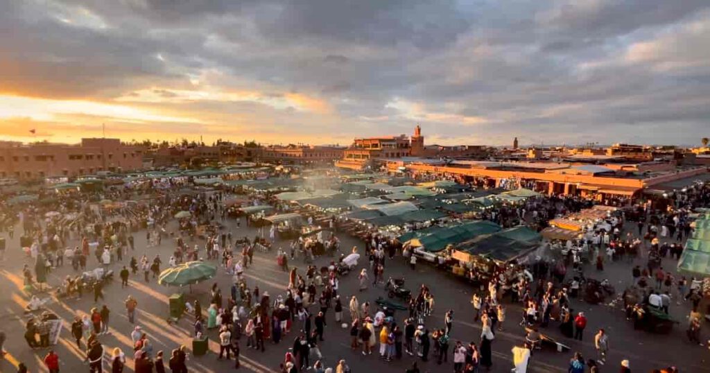 Djemaa el-Fna Platz mit Garküchen und Menschen am Abend in Marrakesch
