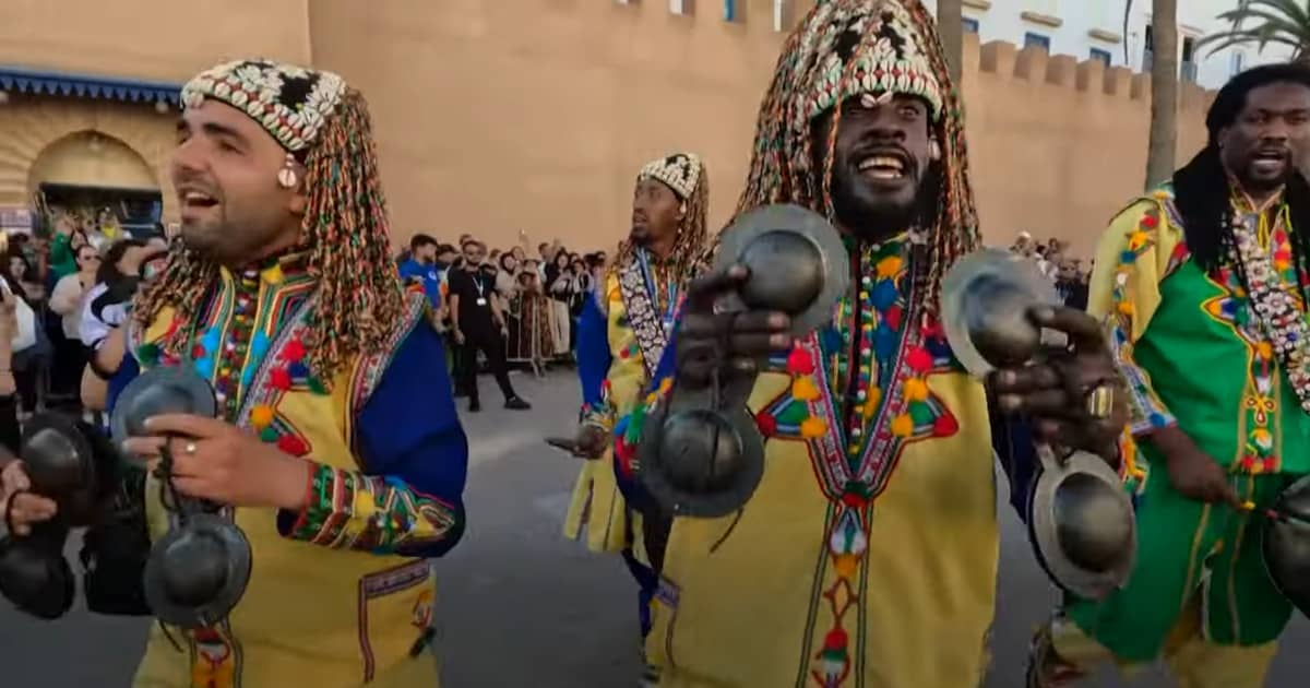 Gnaoua World Music Festival – lebendiges Musikfest in Essaouira Bunte Musiker beim Gnaoua World Music Festival in Essaouira, Marokko