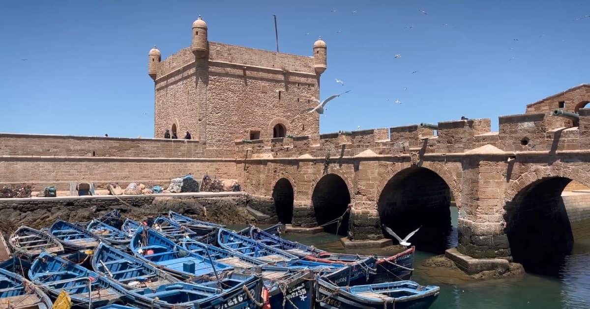 Essaouiras Hafen – marokkanische Küstenromantik mit Geschichte erleben Historischer Hafen von Essaouira mit blauen Fischerbooten – maritimes Flair und lebendige Geschichte am Atlantik