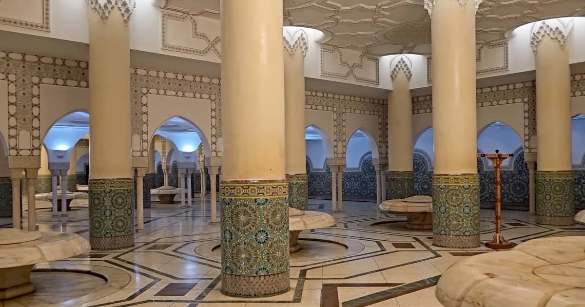 Hassan-II.-Moschee – rituelle Waschung und spirituelles Erlebnis in Casablanca Reinigungsraum für Gebete in der Hassan-II.-Moschee in Casablanca – spirituelle Atmosphäre und islamische Architektur in Marokko