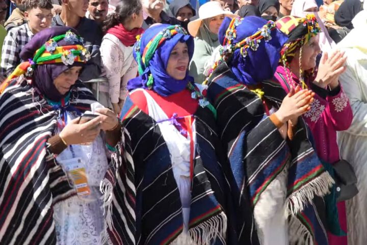 Traditionelles Imilchil-Moussem-Festival mit Berberkleidung und Musik – ein unvergessliches Erlebnis in Marokko