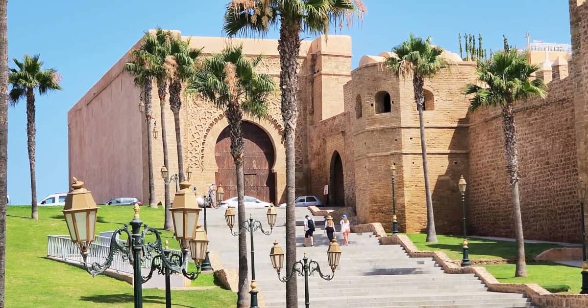 Kasbah der Udayas Rabat – Historisches Festungsviertel mit marokkanischem Flair Kasbah der Udayas in Rabat mit ihren weißen und blauen Mauern, einem historischen Festungsviertel am Atlantik und beeindruckender marokkanischer Architektur.