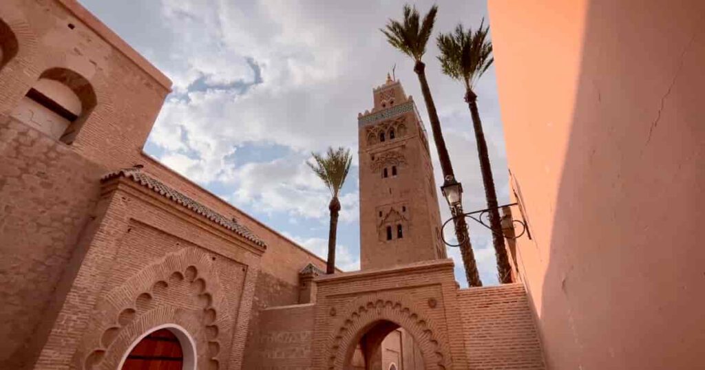 Koutoubia Moschee mit Minarett und Palmen in Marrakesch