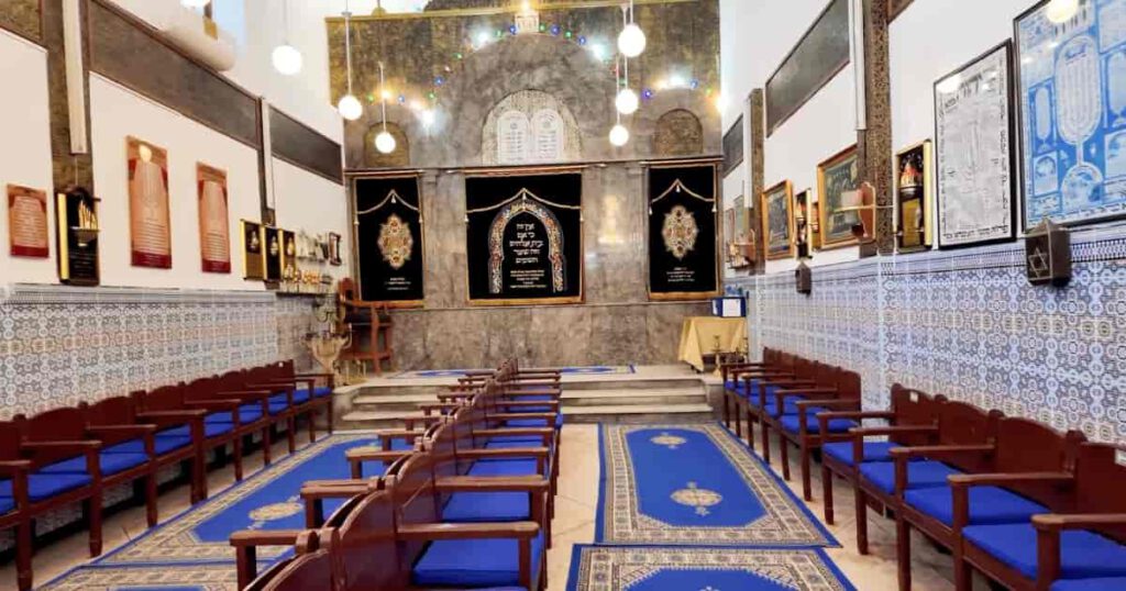 Lazama Synagoge Marrakesch Innenraum mit traditionellen Fliesen und Sitzbänken im Mellah Viertel