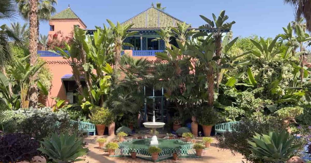 Majorelle Garten mit blauen Gebäuden und exotischen Pflanzen