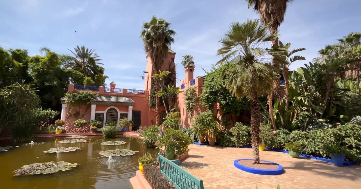 Majorelle Garten Marrakesch: Ein Farbenmeer der Ruhe und Inspiration Majorelle Garten in Marrakesch mit exotischen Pflanzen, blauen Gebäuden und ruhigen Wasserbecken – ein botanisches Meisterwerk voller Farbenpracht.