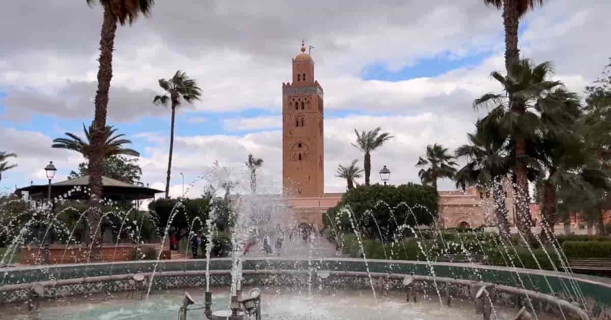 Koutoubia Moschee in Marrakesch mit Brunnen und Palmen im Vordergrund