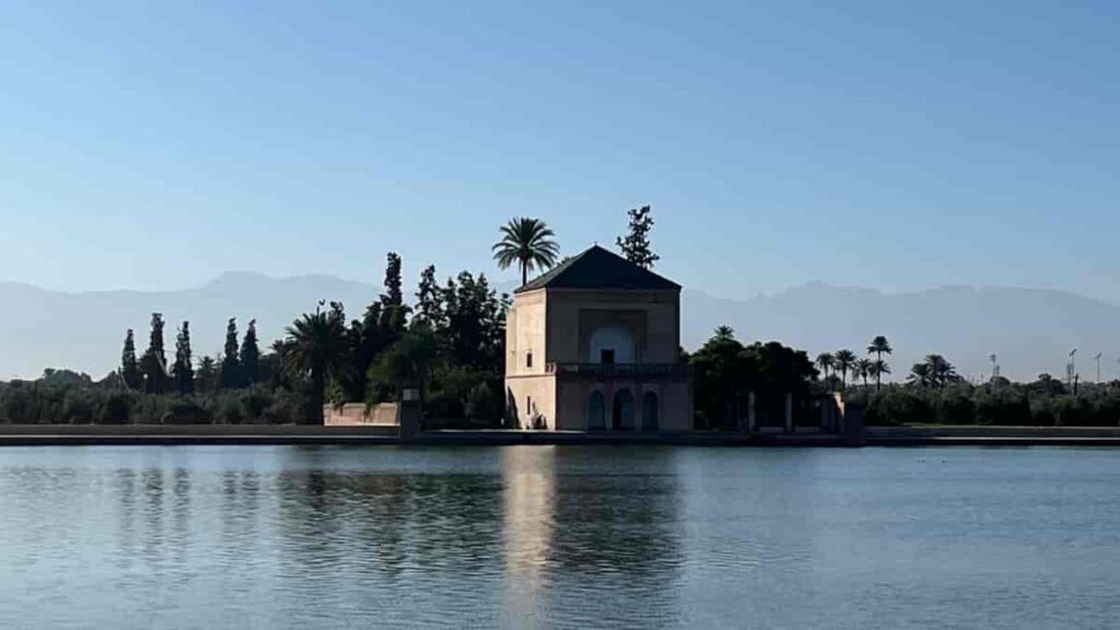 Menara Gärten mit Pavillon und Atlasgebirge im Hintergrund in Marrakesch