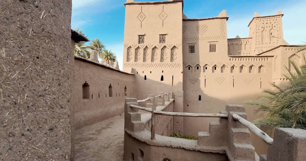 Kasbah in Ouarzazate – Marokkos Wüstenjuwel entdecken Lehmkasbah in Ouarzazate bei Sonnenuntergang – eines der 30 ultimativen Erlebnisse in Marokko