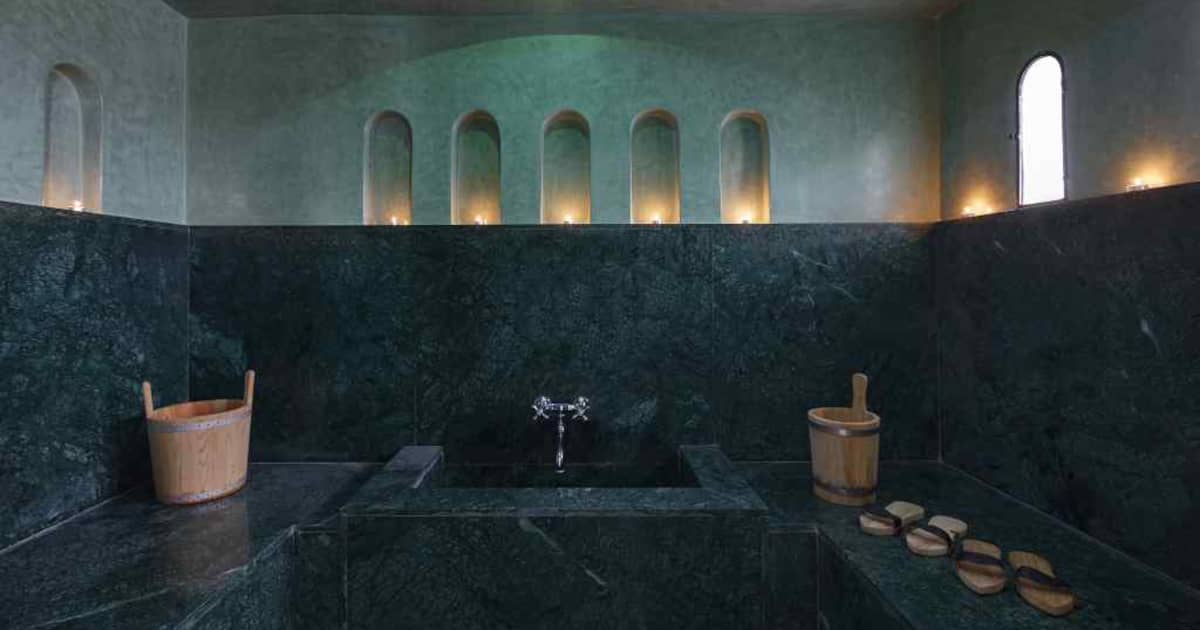 Riad Albatoul Hammam – authentisches Spa-Erlebnis in Marokko Traditionelles marokkanisches Hammam im Riad Albatoul mit detailreicher Mosaikgestaltung