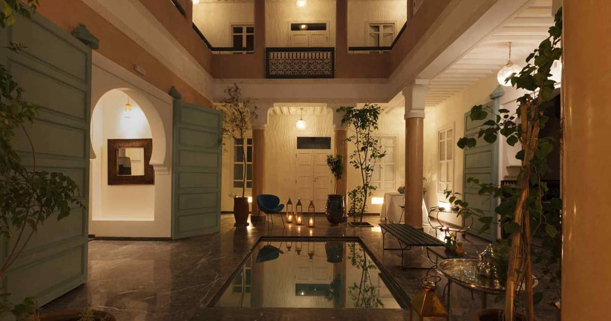 Innenhof eines traditionellen Riads in Marrakesch mit farbenfrohen Fliesen und gemütlicher Atmosphäre