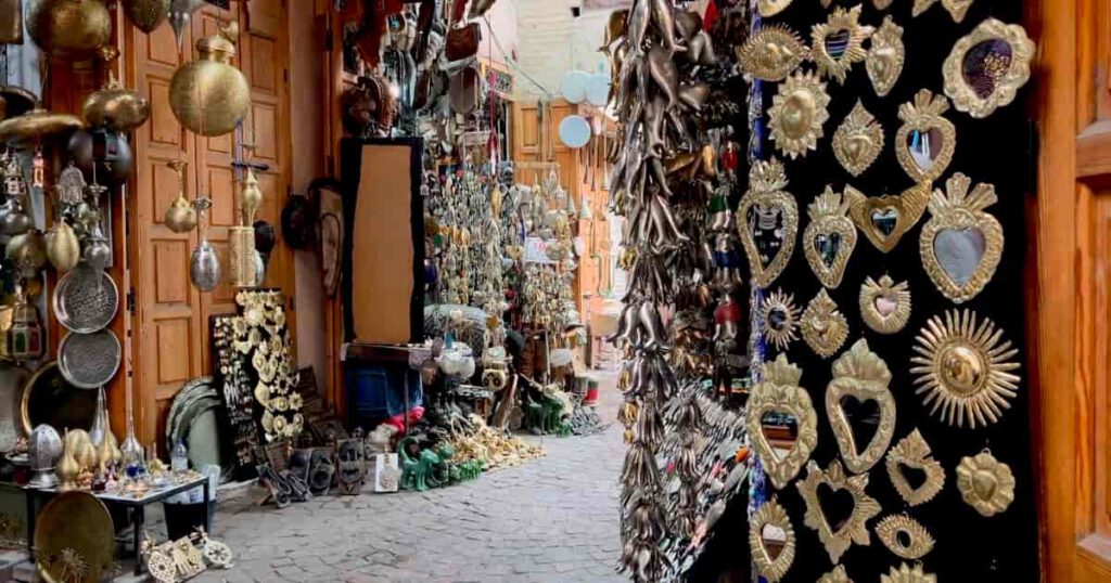 Souks von Marrakesch mit Gewürzen und Handwerk
