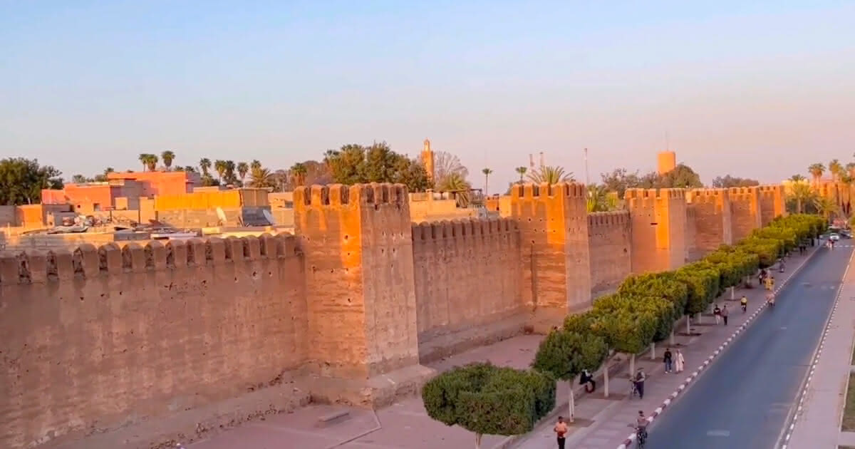 Die imposante Stadtmauer von Taroudant auf einem Landausflug ab Agadir
