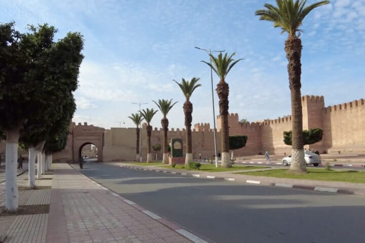 Nahaufnahme eines der neun historischen Stadttore in der Stampflehm‑Mauer von Taroudant