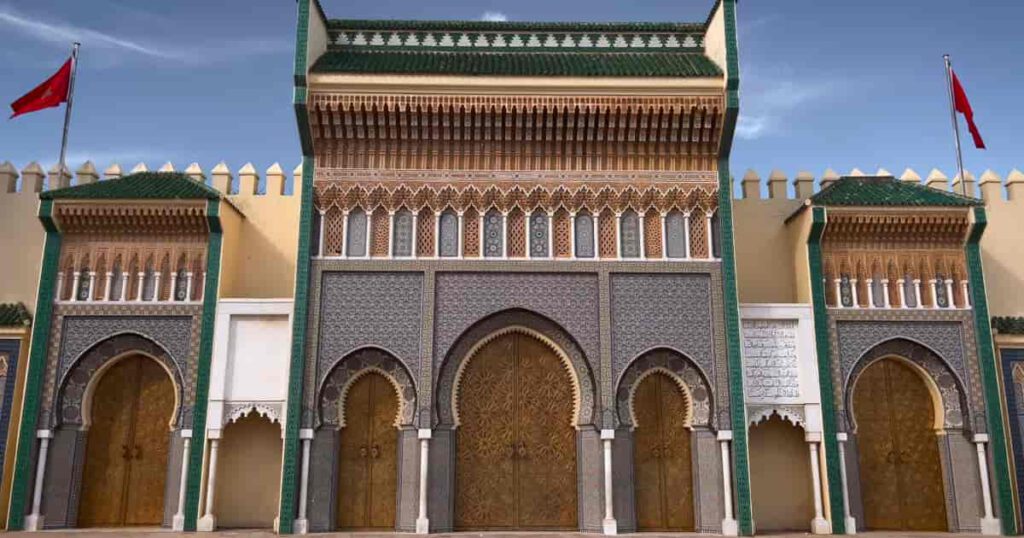 Königspalast Dar el Makhzen in Fez Marokko mit goldenen Toren und kunstvoller Mosaikarchitektur