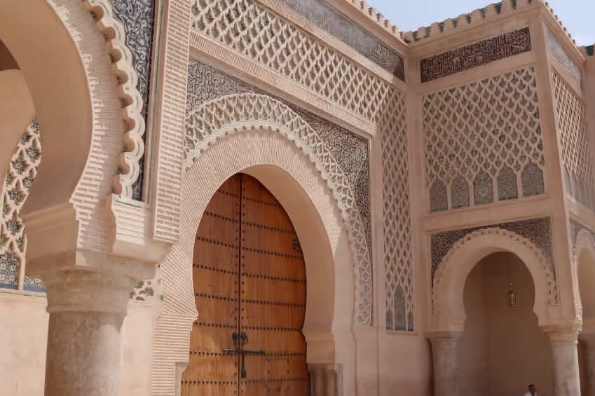 Bab Mansour gate in Meknes, showcasing Morocco’s imperial heritage on Stylia Tours’ 5-day luxury journey through the royal cities.