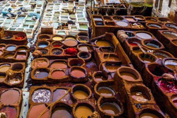 Chouara Gerberei in Fez mit bunten Lederbecken – traditionelles Handwerk auf einer Kulturreise durch Marokko