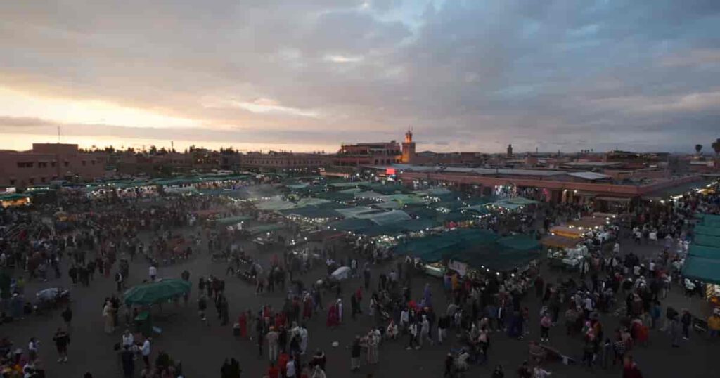 marrakesch-jemaa-el-fna-abend-familienreise-marokko.jpg