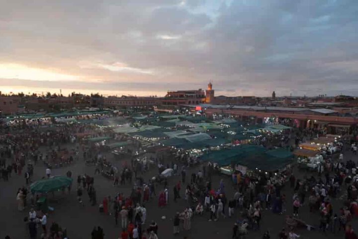 marrakesch-jemaa-el-fna-abend-familienreise-marokko.jpg