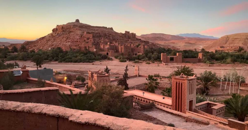 Kasbah Ait Ben Haddou im Abendlicht vor der Wüstenlandschaft Marokkos