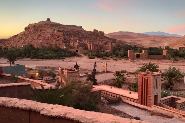 Kasbah Ait Ben Haddou im Abendlicht vor der Wüstenlandschaft Marokkos