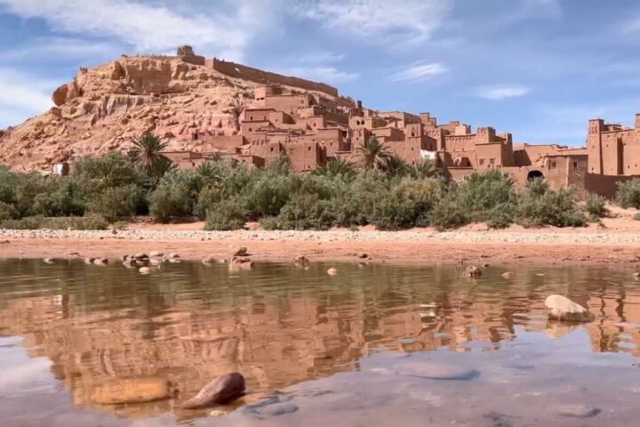 Ait Ben Haddou Kasbah mit Spiegelung im Fluss in Marokko