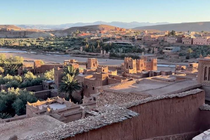 Blick über das Dorf und die Oase von Ait Ben Haddou nahe Ouarzazate