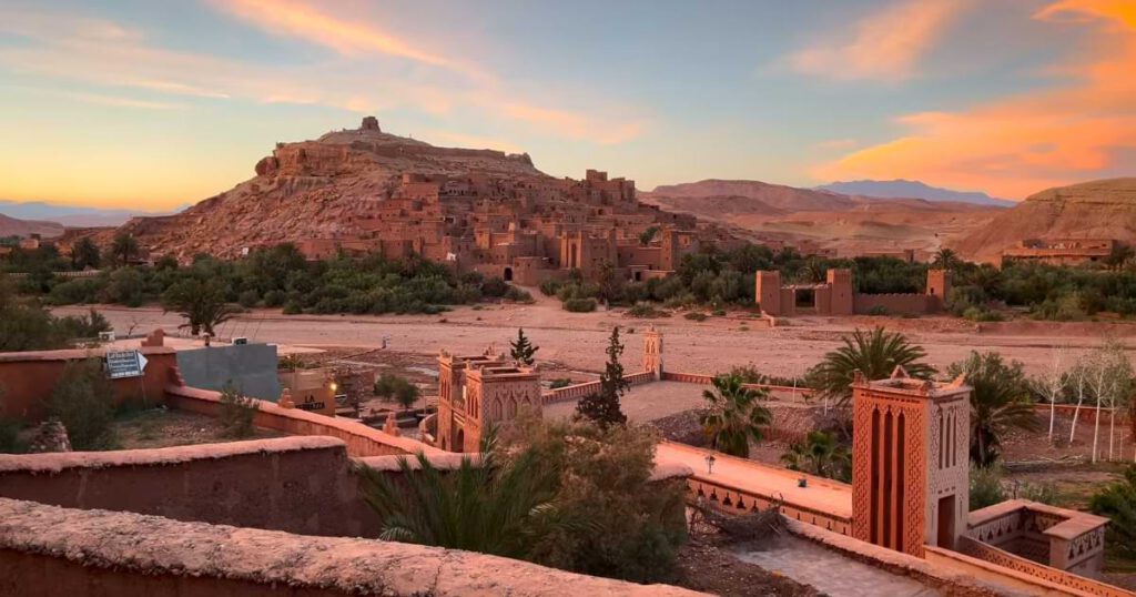 Ait Ben Haddou bei Sonnenuntergang mit Blick auf die Kasbah und die Wüstenlandschaft