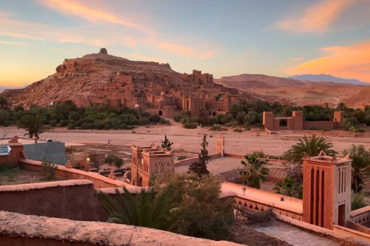 Ait Ben Haddou bei Sonnenuntergang mit Blick auf die Kasbah und die Wüstenlandschaft