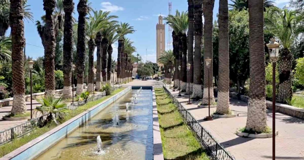 Kasbah Garten mit Palmen und Wasserkanal in Taroudant Marokko Kasbah Garten mit Palmen und Wasserkanal in Taroudant Marokko