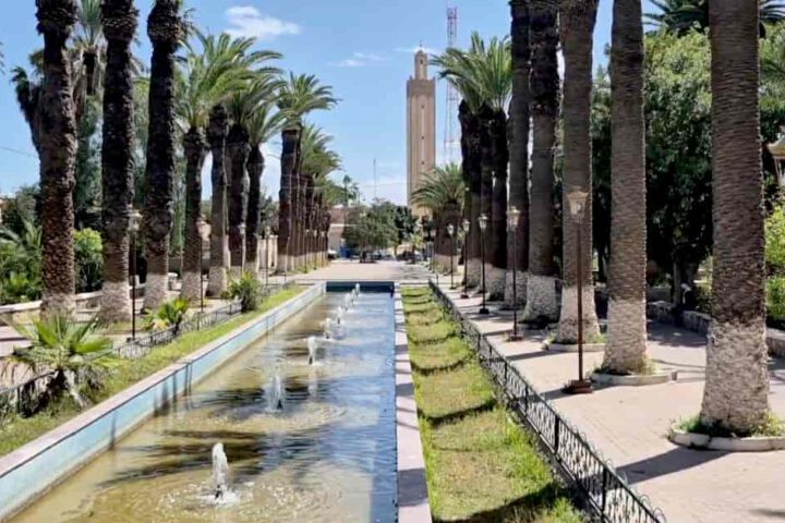 Kasbah Garten mit Palmen und Wasserkanal in Taroudant Marokko