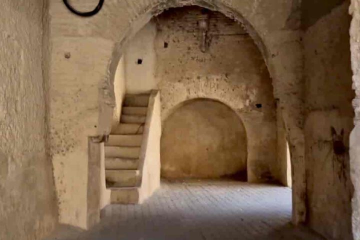 Innenraum einer traditionellen Kasbah mit Bögen in Taroudant