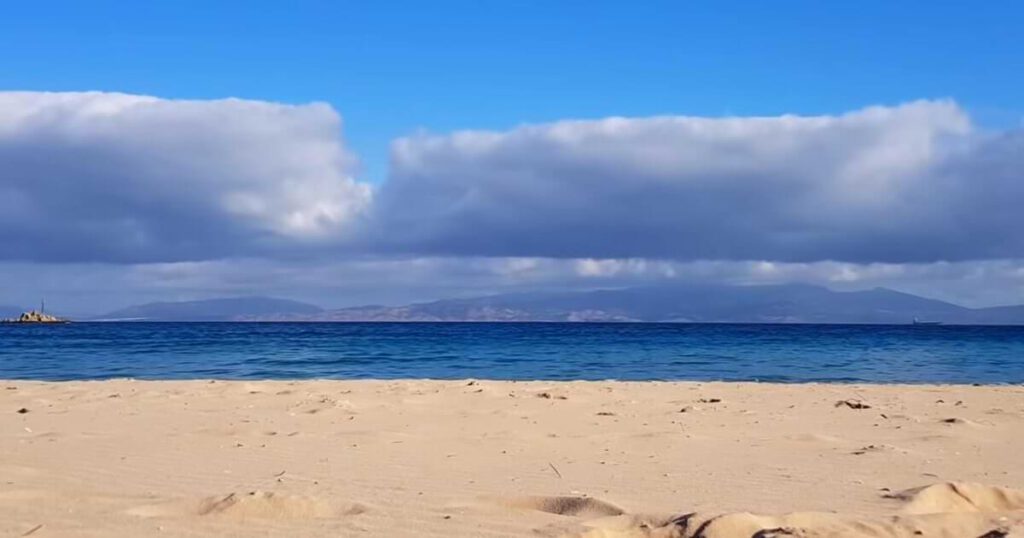 Dalia Beach bei Tanger mit Sandstrand und Blick auf das Mittelmeer in der Straße von Gibraltar