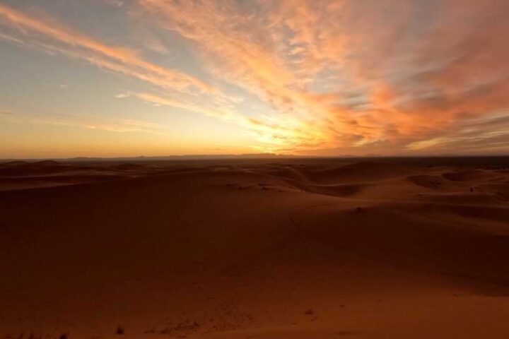 Sonnenuntergang in der Merzouga Wüste mit farbigem Himmel über den Dünen