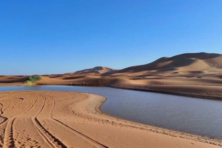 See in der Merzouga Wüste nach Regen zwischen den Erg Chebbi Dünen