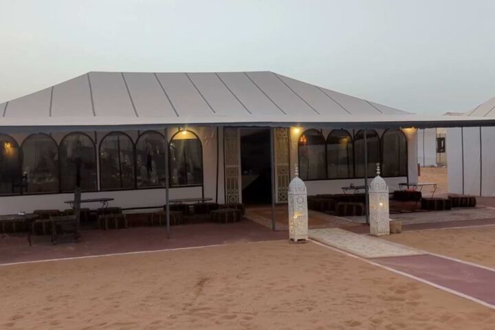 Luxus Wüstencamp in Merzouga mit Zelten in der Sahara