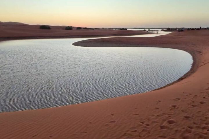 Wüstensee in der Merzouga Region mit Dünen im Hintergrund
