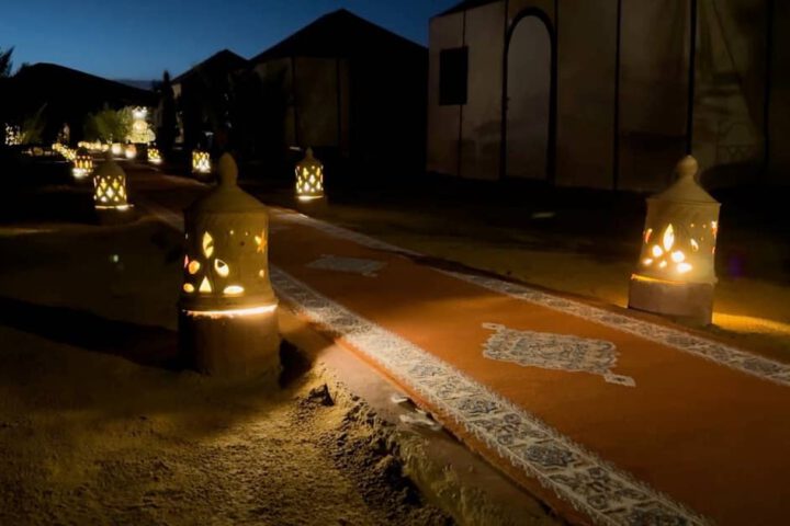 Traditionelles Wüstencamp in der Sahara bei Merzouga in Marokko mit Zelten und Beleuchtung