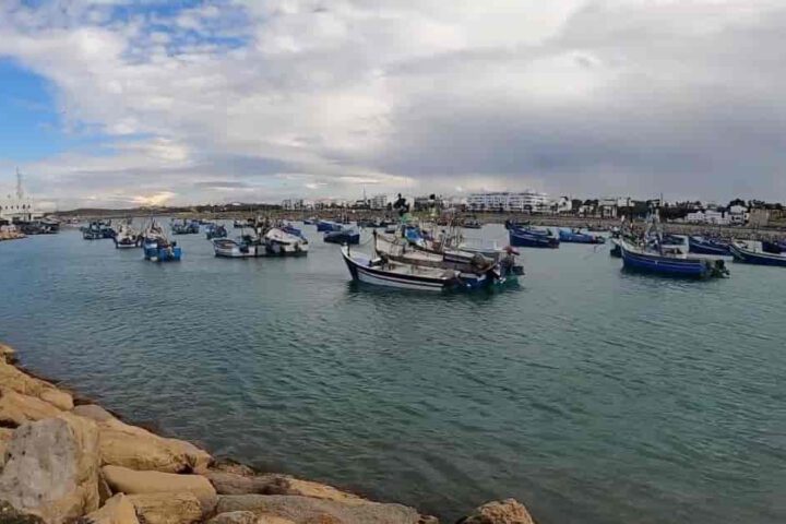 Blick von den Stadtmauern von Asilah auf den Atlantik