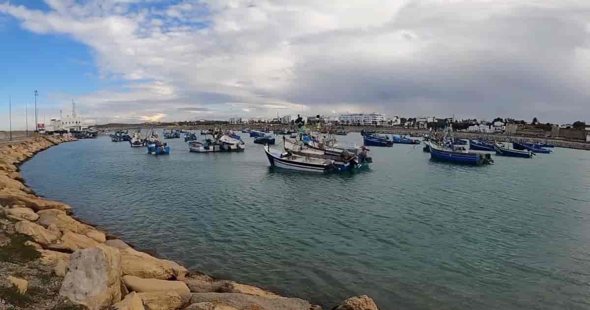 Fischerboote im Hafen von Asilah in Marokko Blick von den Stadtmauern von Asilah auf den Atlantik