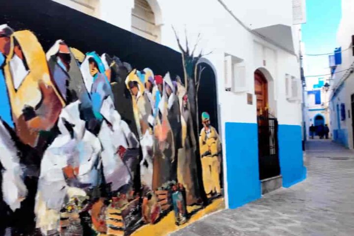 Asilah Medina Gasse Wandmalerei Marokko weiße Häuser blaue Türen