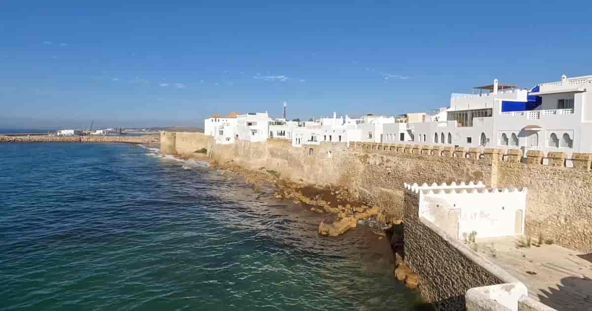 Stadtmauern von Asilah mit Blick auf den Atlantik Künstlerische Wandmalereien in der Medina von Asilah