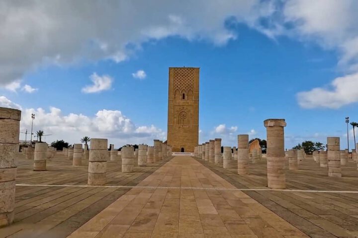 Blick auf den historischen Hassan-Turm und die Steinsäulen in Rabat während eines exklusiven Landausflugs.