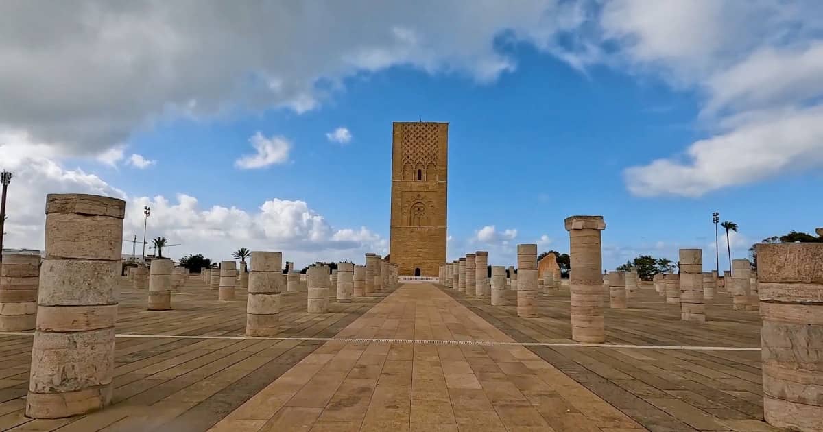 Blick auf den historischen Hassan-Turm und die Steinsäulen in Rabat während eines exklusiven Landausflugs.