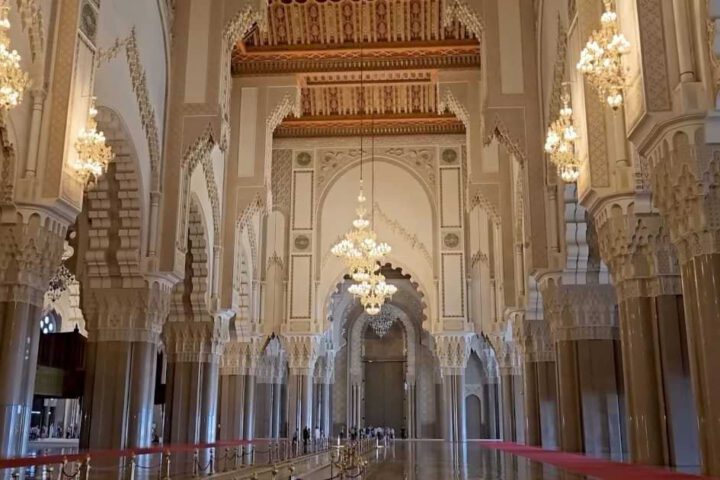 Innenraum der Hassan II Mosque mit kunstvollen Bögen und Kronleuchtern